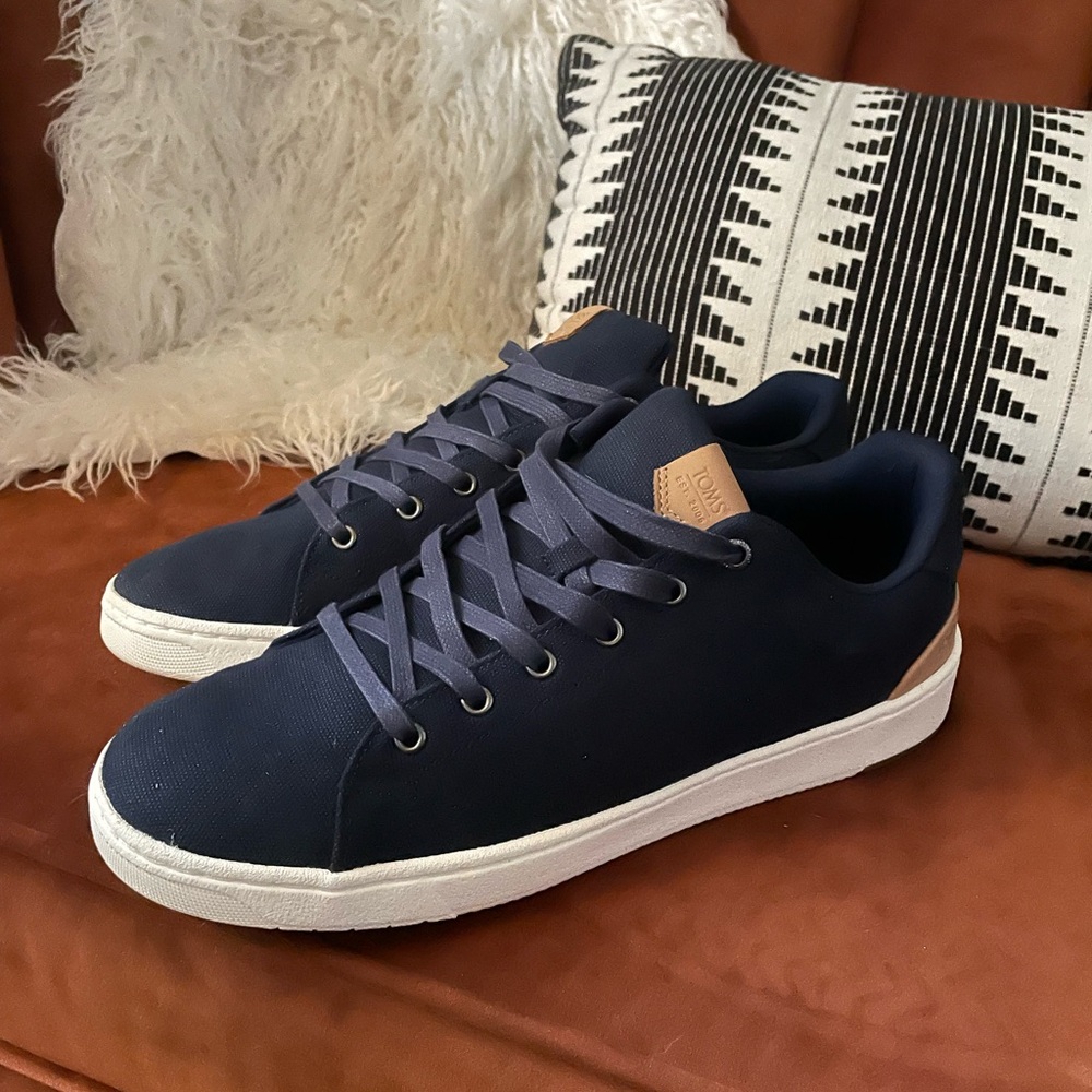 Tom’s Travel Lite 2.0 Low sneaker in Navy size 12